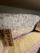 Courtepointe avec un imprimé de feuillage terracotta Marjolaine par Brunelli (👉livraison printemps 2026)