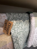 Courtepointe verte avec des petites fleurs Maggie par Brunelli (👉livraison printemps 2026)