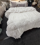 Housse de couette blanche romantique Ruffle de  Brunelli