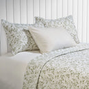 Courtepointe avec un imprimé de feuillage sauge Marjolaine par Brunelli (👉livraison printemps 2026)