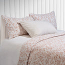 Courtepointe avec un imprimé de feuillage terracotta Marjolaine par Brunelli (👉livraison printemps 2026)