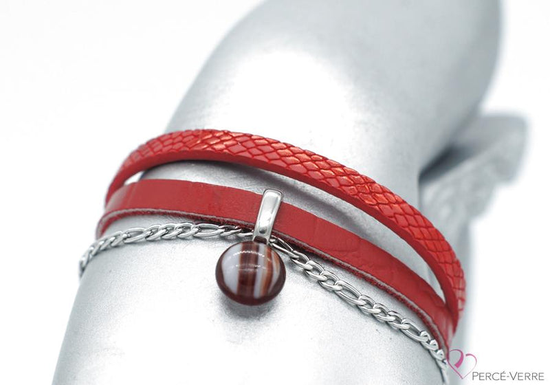 Bracelet en cuir rouge avec breloque de verre